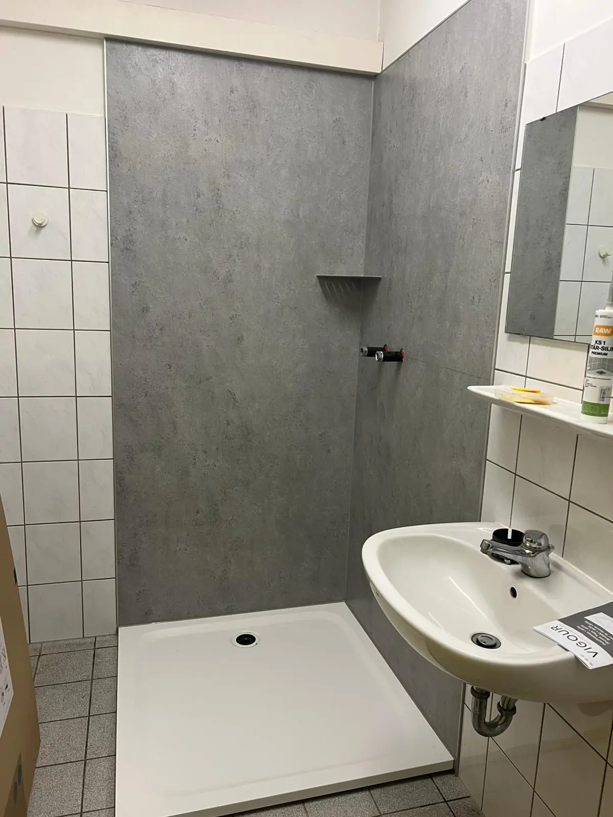 Fliesenverlegung Dusche mit großen Fliesen