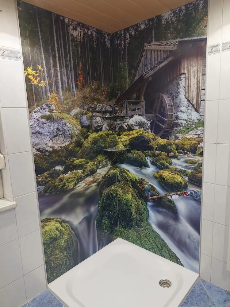 Fliesenverlegung Dusche mit Motiven