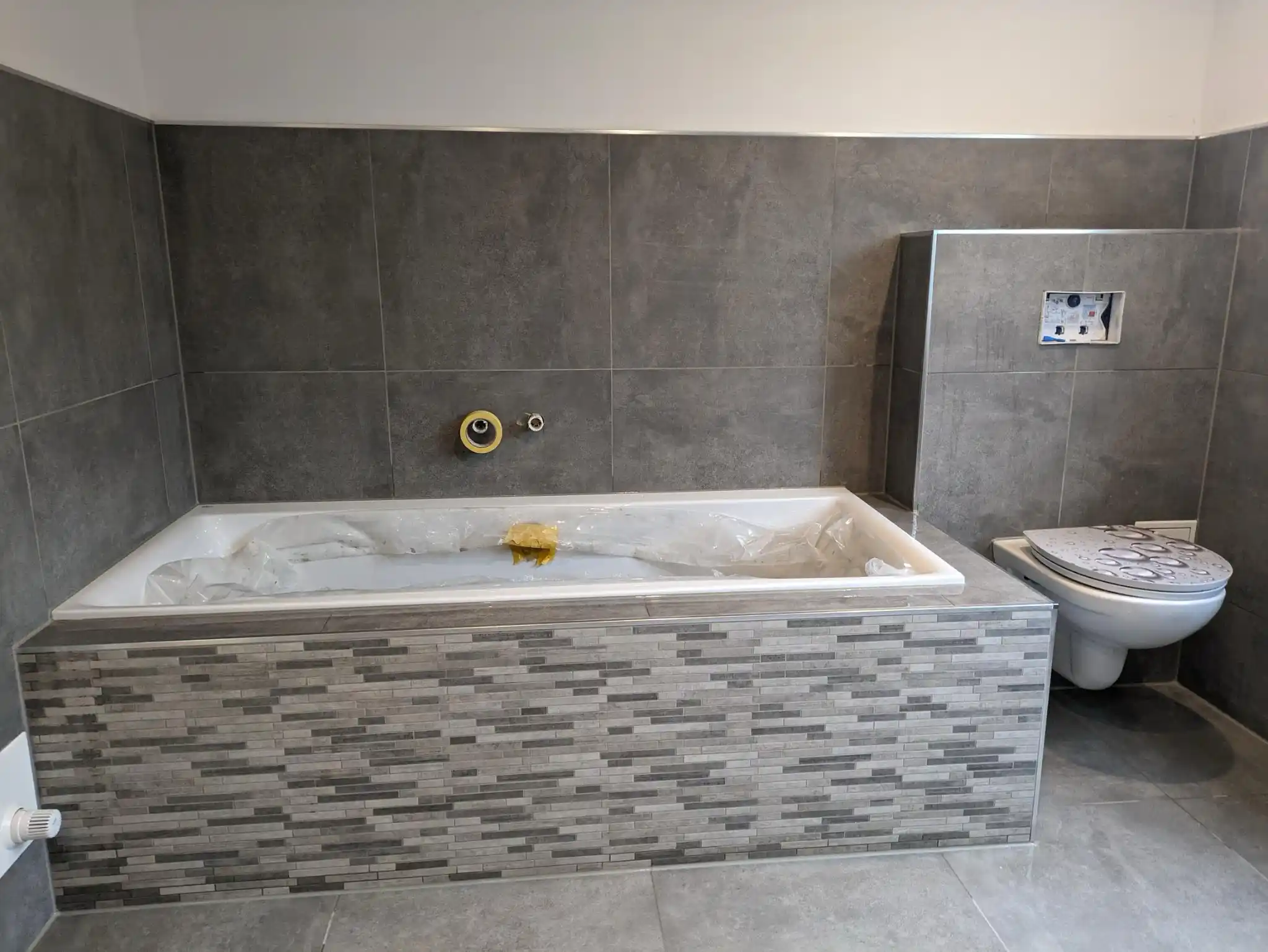 Fliesenverlegung Wanne und Toilette