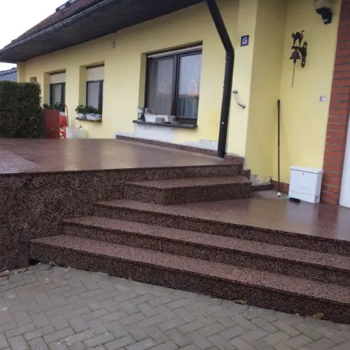Terrasse mit Treppe aus Naturstein